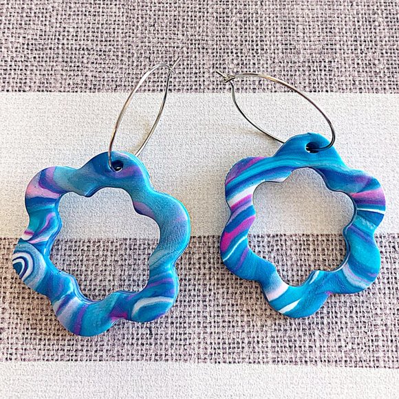 Marbled Hollow-Out Flower Dangle Drop Hoop Earrings - Picture 2 of 4